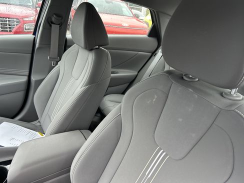 Used 2025 Hyundai Elantra SEL FWD image 29