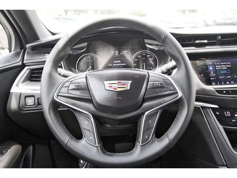 Used 2025 Cadillac XT5 Luxury FWD image 14