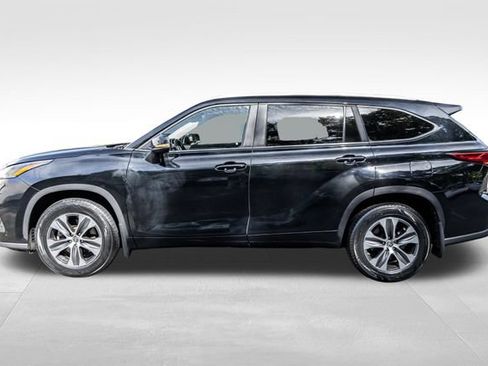 Used 2023 Toyota Highlander XLE AWD/4WD image 10