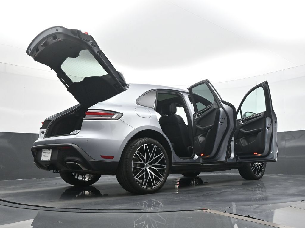 Certified 2025 Porsche Macan AWD/4WD image 25