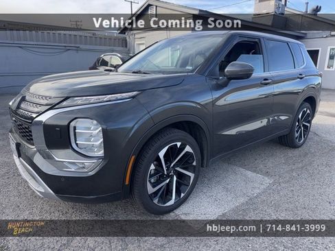 Used 2024 Mitsubishi Outlander SE image 1