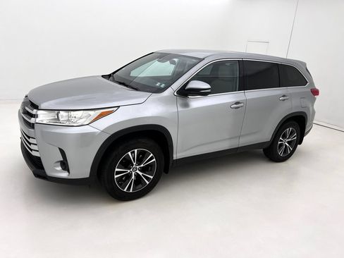 Used 2019 Toyota Highlander LE AWD/4WD image 5