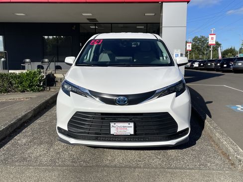 Certified 2024 Toyota Sienna LE AWD/4WD image 2