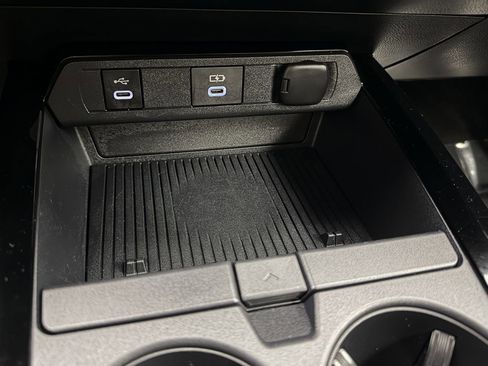 Used 2025 Toyota Prius LE image 25