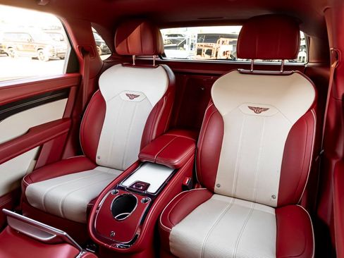 Used 2023 Bentley Bentayga Extended Wheelbase AWD/4WD image 25