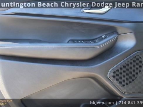 Used 2025 Jeep Grand Cherokee Laredo X image 9