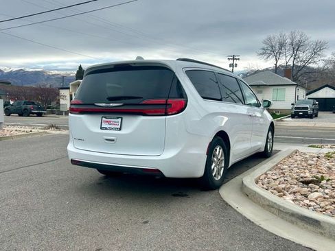 Used 2022 Chrysler Pacifica Touring-L FWD image 4