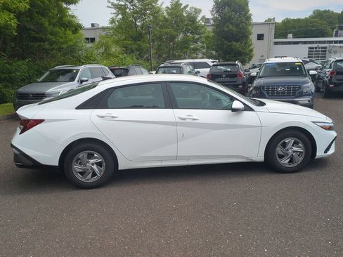 Certified 2025 Hyundai Elantra SE FWD image 2