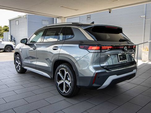 New 2026 Volkswagen Tiguan SE FWD image 12
