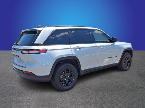 Used 2024 Jeep Grand Cherokee Altitude RWD image 5