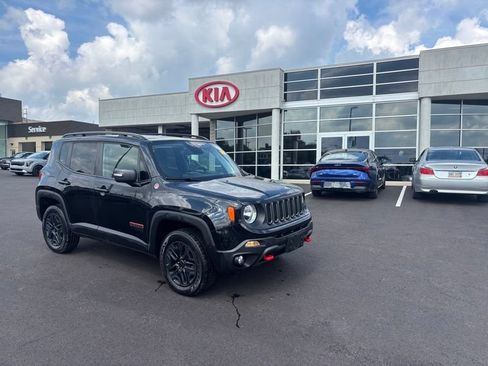 Used 2018 Jeep Renegade Trailhawk w/ UConnect 8.4 Nav Group AWD/4WD image 4