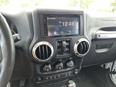 Used 2017 Jeep Wrangler Unlimited Rubicon w/ Cold Weather Group AWD/4WD image 17