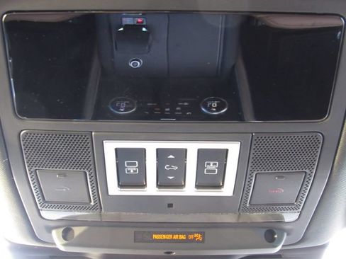 Used 2023 Land Rover Discovery Metropolitan Edition AWD/4WD image 30