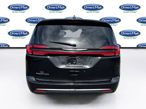 Used 2023 Chrysler Pacifica Touring-L FWD image 6