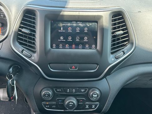 Used 2019 Jeep Cherokee Latitude w/ Popular Appearance Group AWD/4WD image 13