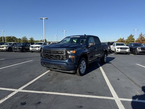 Used 2022 Chevrolet Silverado 1500 Custom image 3