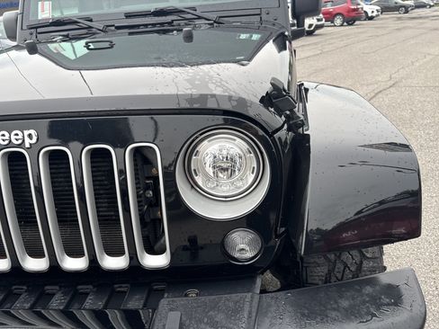 Used 2017 Jeep Wrangler Unlimited Sahara AWD/4WD image 9
