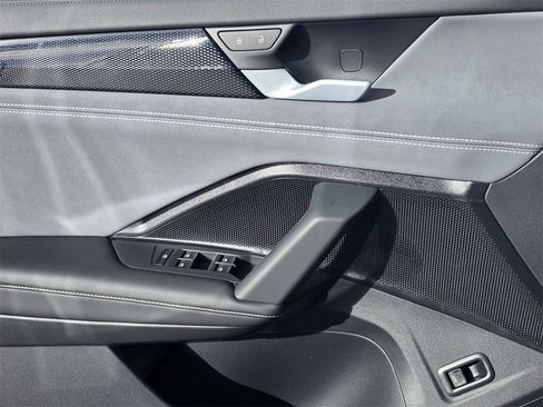 New 2026 Volkswagen Tiguan SE R-Line image 3