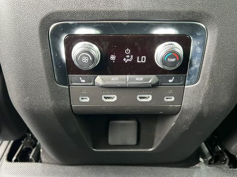 Used 2024 GMC Yukon SLT w/ SLT Luxury Package image 33