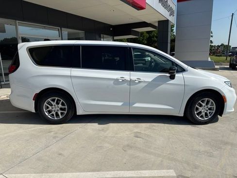 Used 2024 Chrysler Pacifica Touring-L FWD image 8