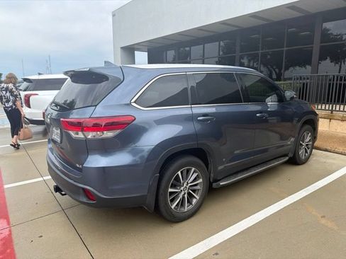 Used 2019 Toyota Highlander XLE FWD image 3
