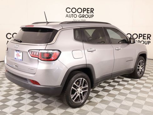 Used 2018 Jeep Compass Latitude FWD image 20