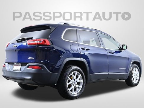 Used 2016 Jeep Cherokee Latitude w/ Cold Weather Group AWD/4WD image 10