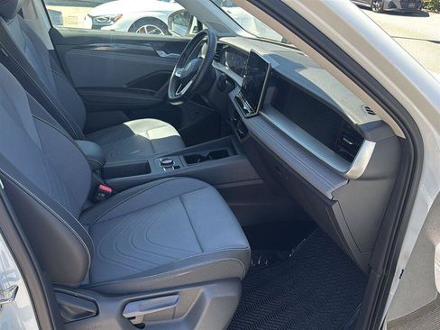 Used 2026 Volkswagen Tiguan SE w/ Panoramic Sunroof Package FWD image 13