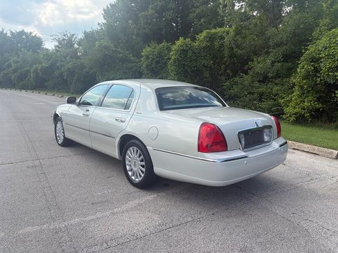 Used 2005 Lincoln Town Car Signature RWD image 3