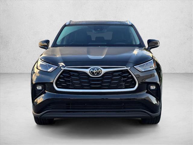 Used 2023 Toyota Highlander XLE FWD image 2