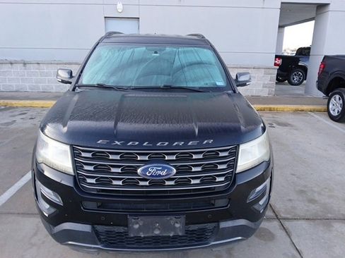 Used 2017 Ford Explorer XLT w/ Equipment Group 202A image 4