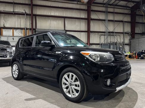 Used 2017 Kia Soul + image 1