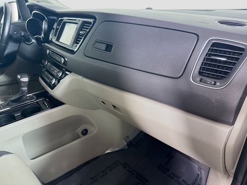 Used 2018 Kia Sedona SX image 28