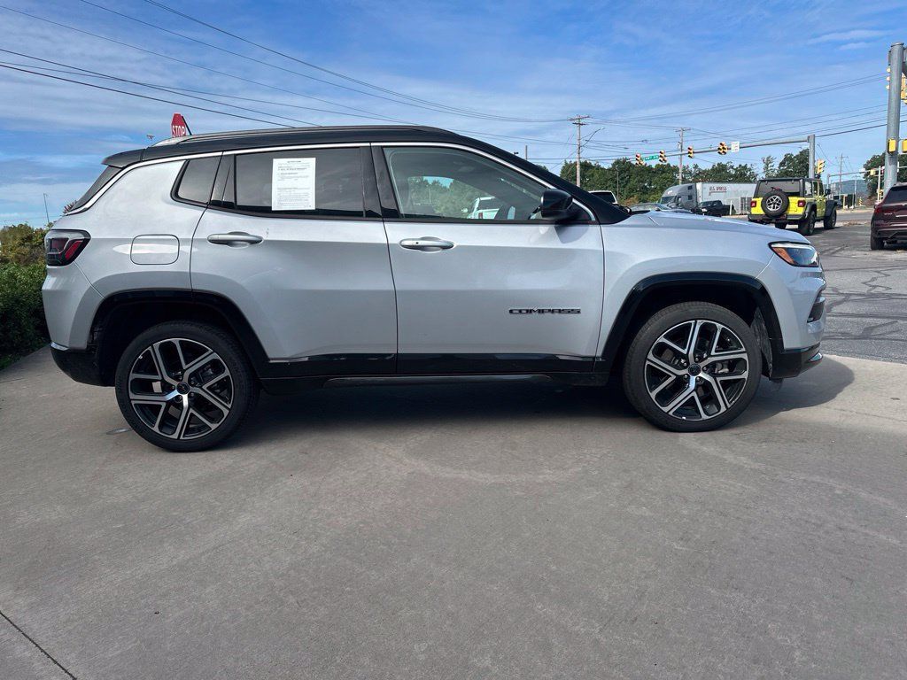Used 2025 Jeep Compass Limited w/ Elite Group AWD/4WD image 4