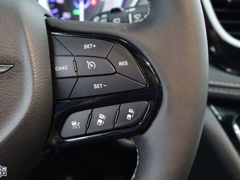 Used 2025 Chrysler Pacifica Limited image 16