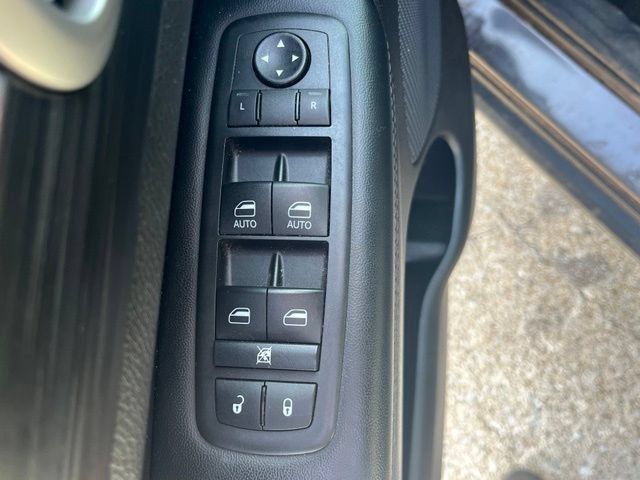 Used 2019 Jeep Grand Cherokee Laredo RWD image 5