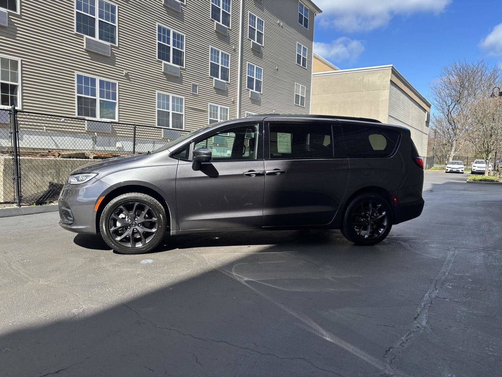 Used 2023 Chrysler Pacifica Touring-L w/ S Appearance Package AWD/4WD image 2