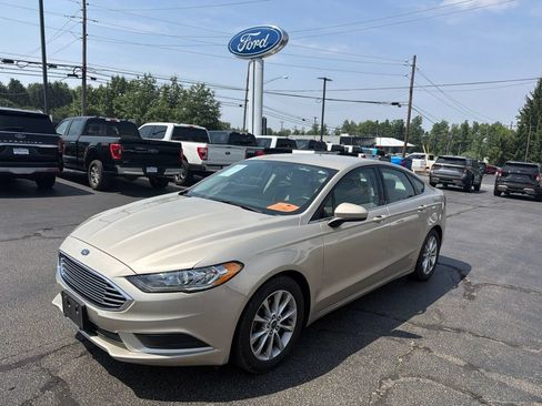 Used 2017 Ford Fusion SE FWD image 4