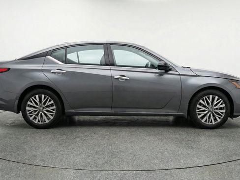 Used 2025 Nissan Altima 2.5 SV FWD image 11