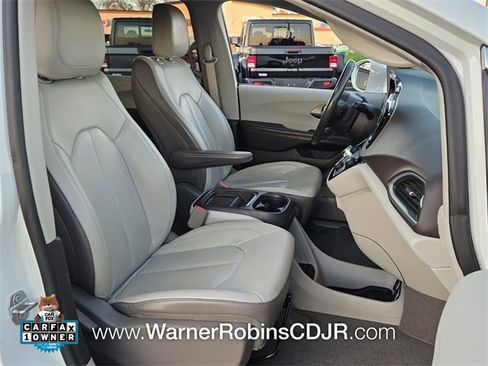 Used 2018 Chrysler Pacifica Touring-L image 18