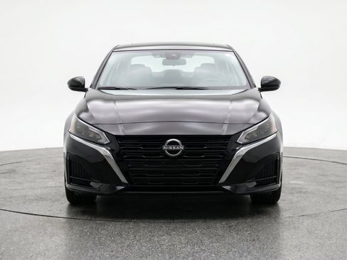Used 2025 Nissan Altima 2.5 SV FWD image 2