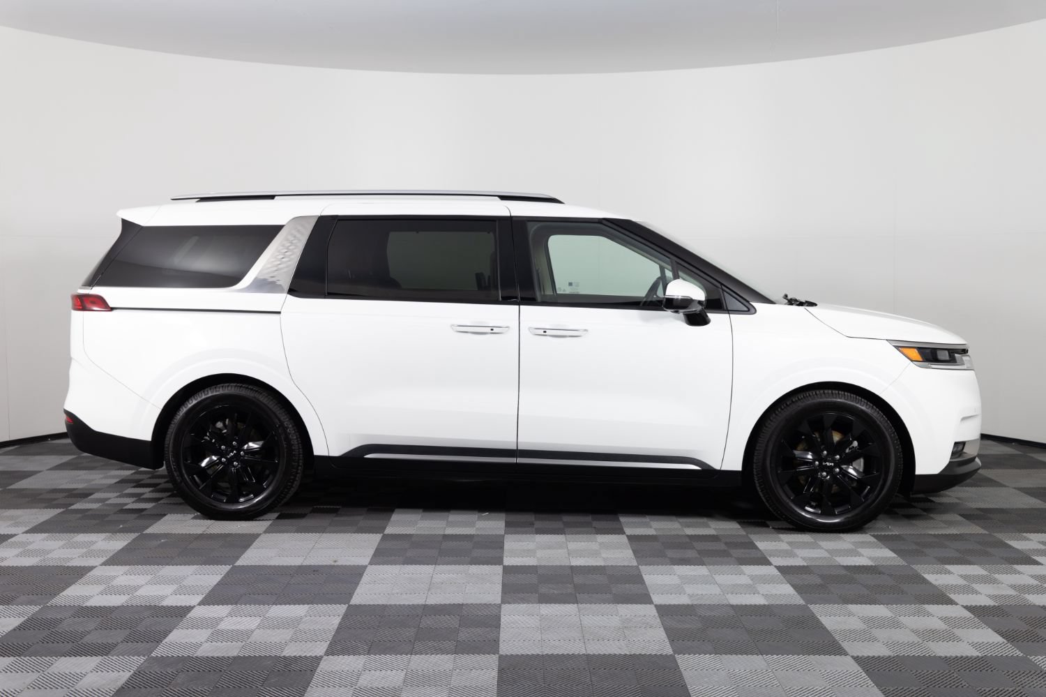 Used 2024 Kia Carnival SX FWD image 9