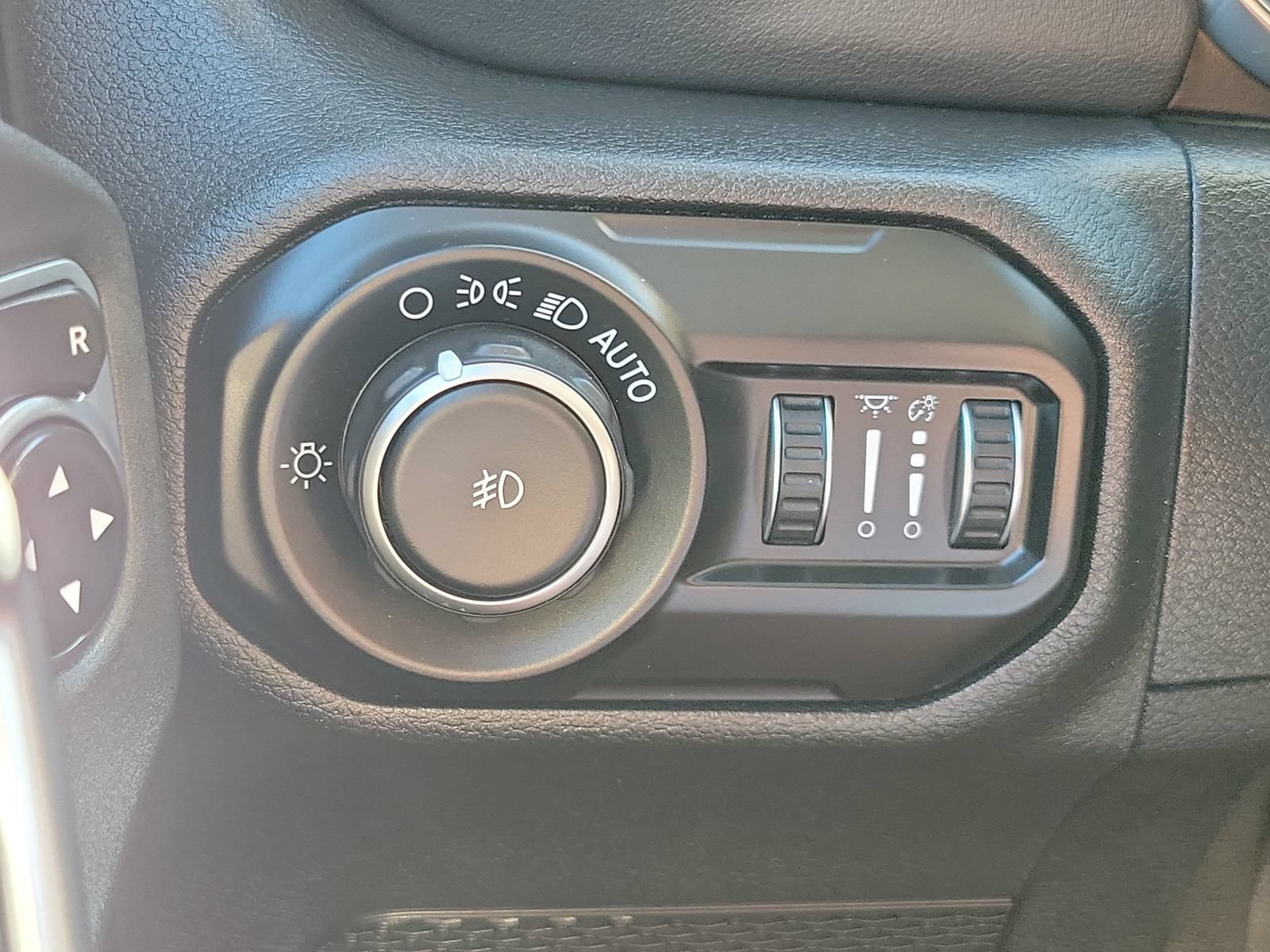 Used 2020 Jeep Wrangler Unlimited Sahara AWD/4WD image 25