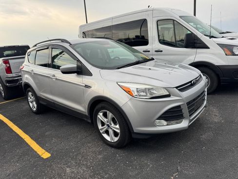 Used 2015 Ford Escape SE w/ Equipment Group 201A image 2