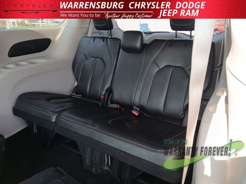 Used 2023 Chrysler Pacifica Touring-L image 16