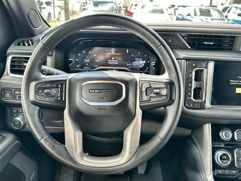 Used 2024 GMC Yukon XL Denali AWD/4WD image 15