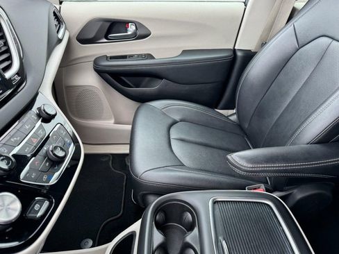 Used 2024 Chrysler Pacifica Touring-L FWD image 14