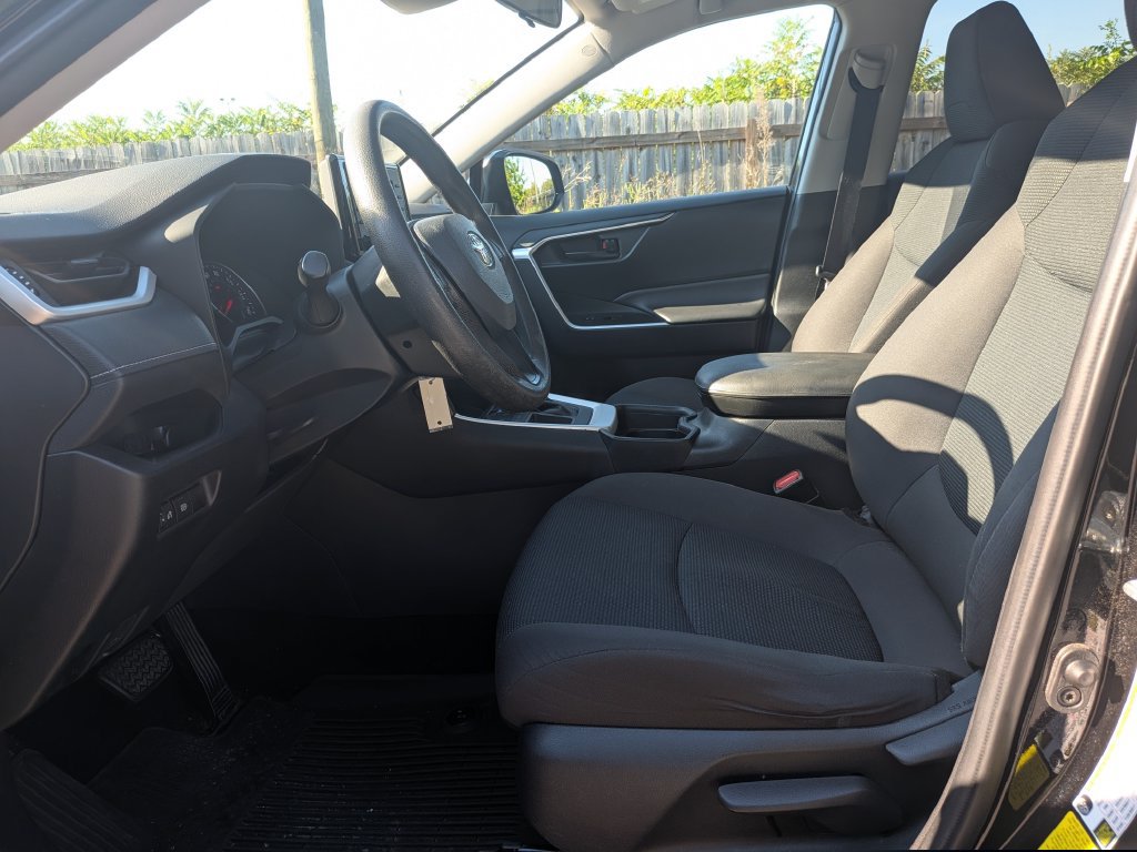 Used 2021 Toyota RAV4 LE FWD image 10