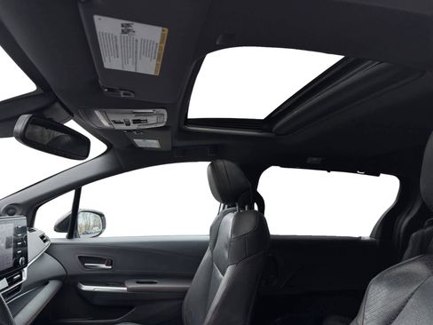 Used 2024 Toyota Sienna XSE w/ XSE Premium Package image 3