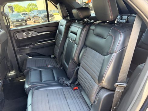 Used 2025 Ford Explorer ST-Line w/ ST-Line Street Pack AWD/4WD image 8